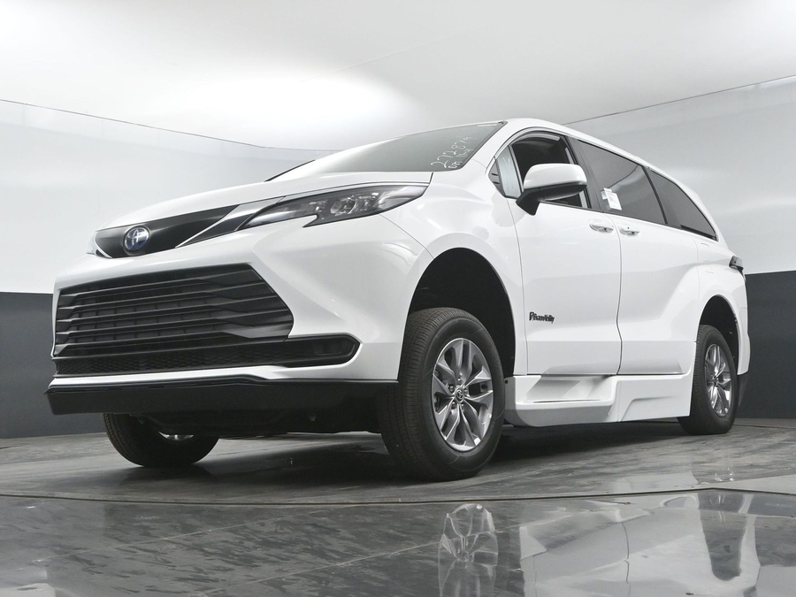 New 2025 Toyota Sienna Hybrid LE - BraunAbility Side Entry Entry Fold Out Automatic Ramp