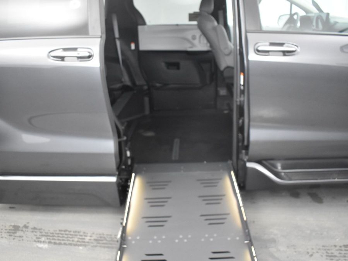 Grey Toyota Sienna image number 23