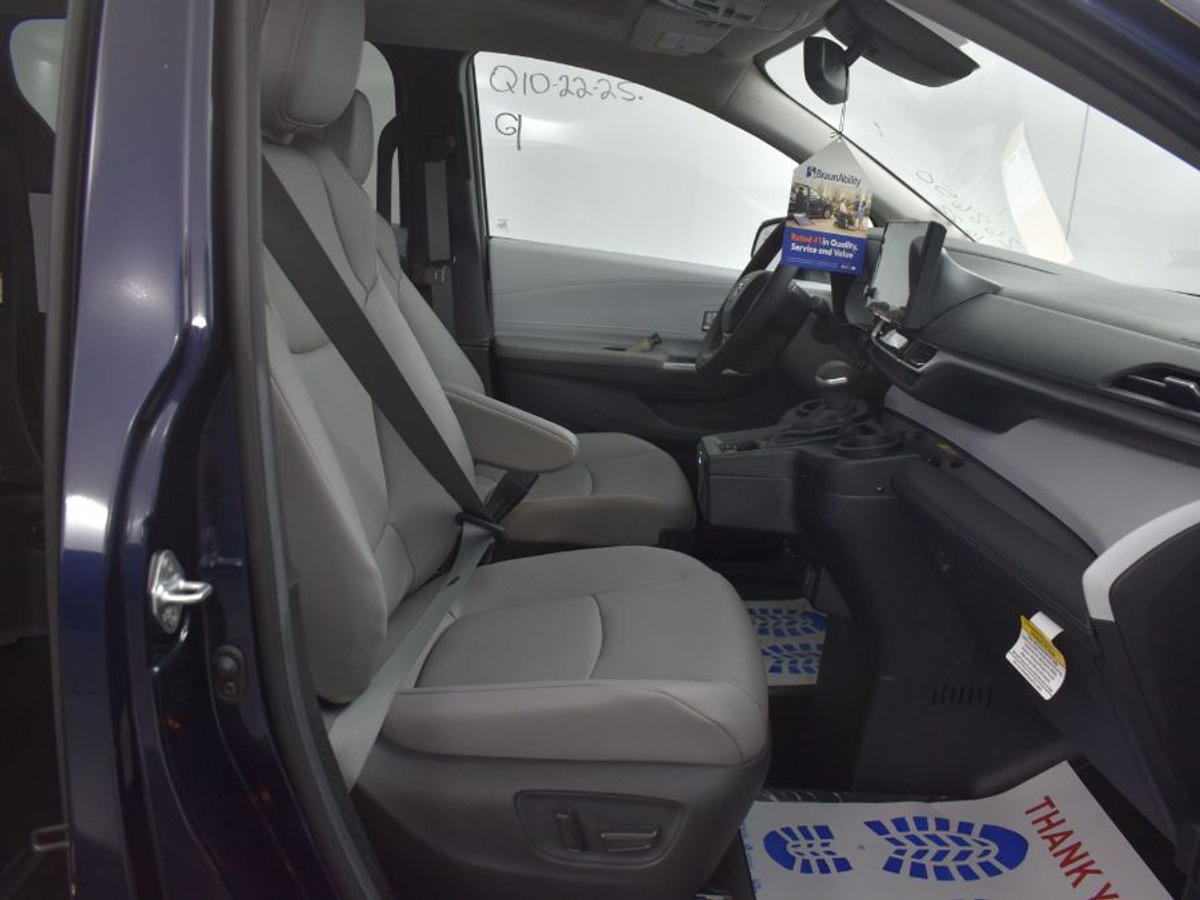 2025 TOYOTA SIENNA - Image 9