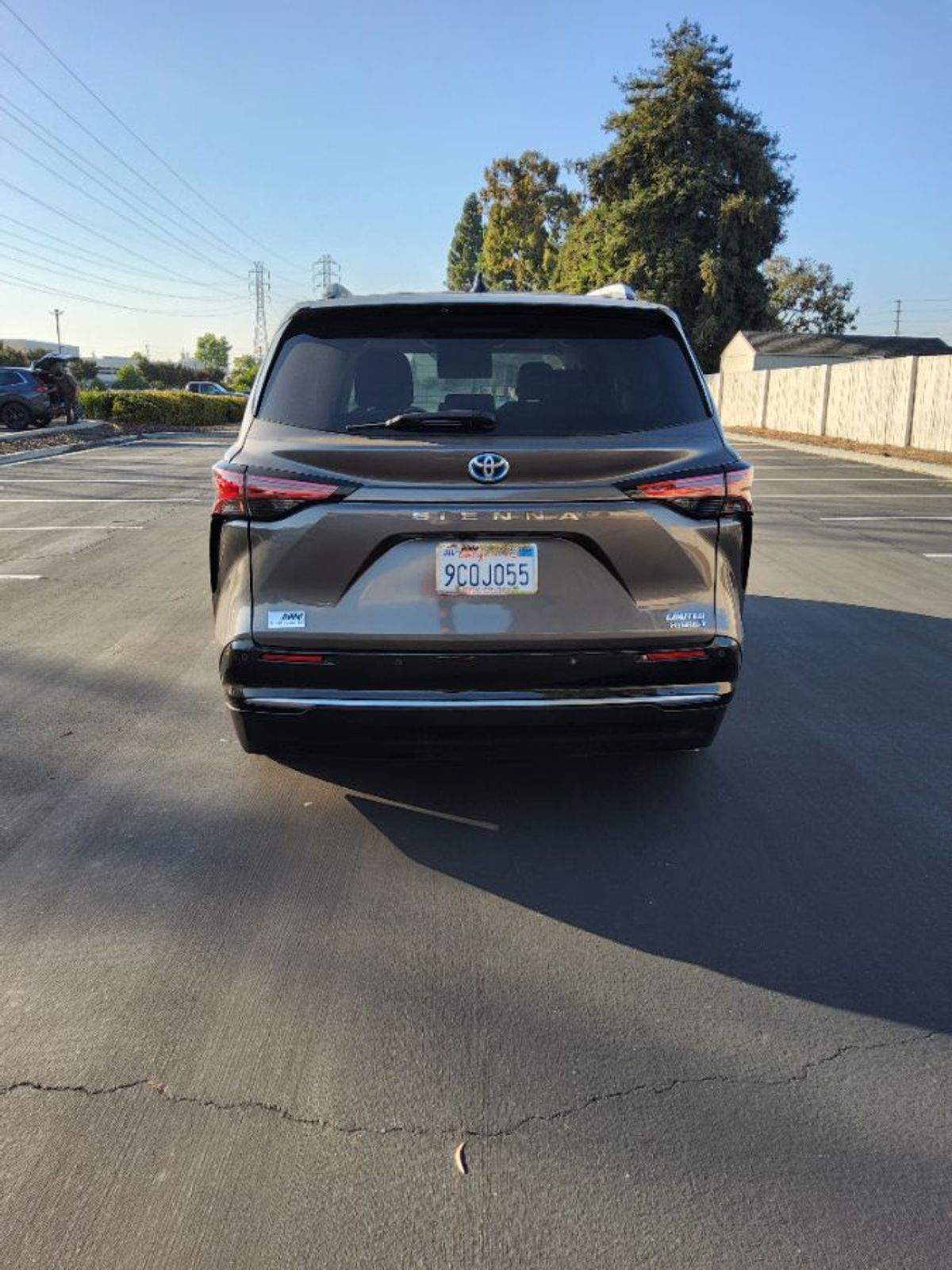 Grey Toyota Sienna image number 4