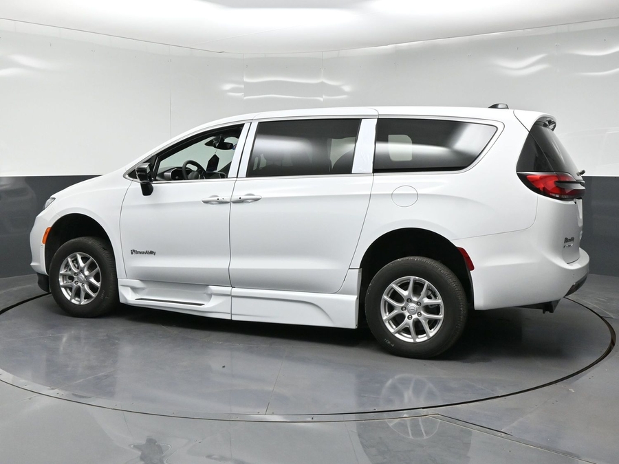 New 2026 Chrysler Pacifica Select Plus - BraunAbility Side Entry In Floor Automatic Ramp