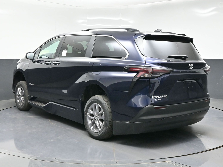 New 2026 Toyota Sienna Hybrid XLE Base - BraunAbility Side Entry Fold Out Automatic Ramp