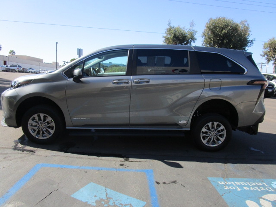 New 2026 Toyota Sienna Hybrid LE - Vantage Mobility Commercial Rear Entry Entry Fold Out Manual Ramp