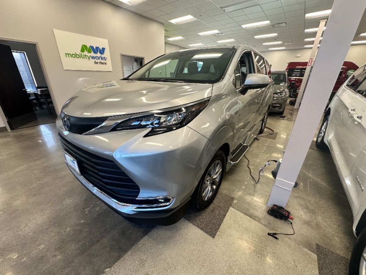 Toyota Sienna plateado con entrada lateral automática en rampa de piso