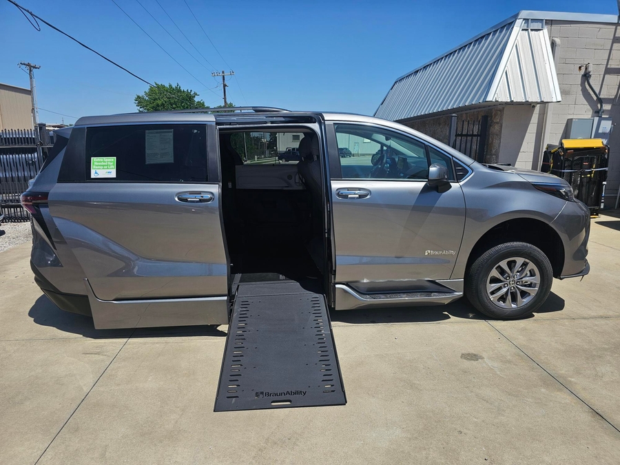 Grey Toyota Sienna image number 6