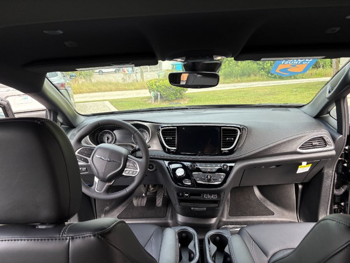 2025 CHRYSLER PACIFICA - Image 15