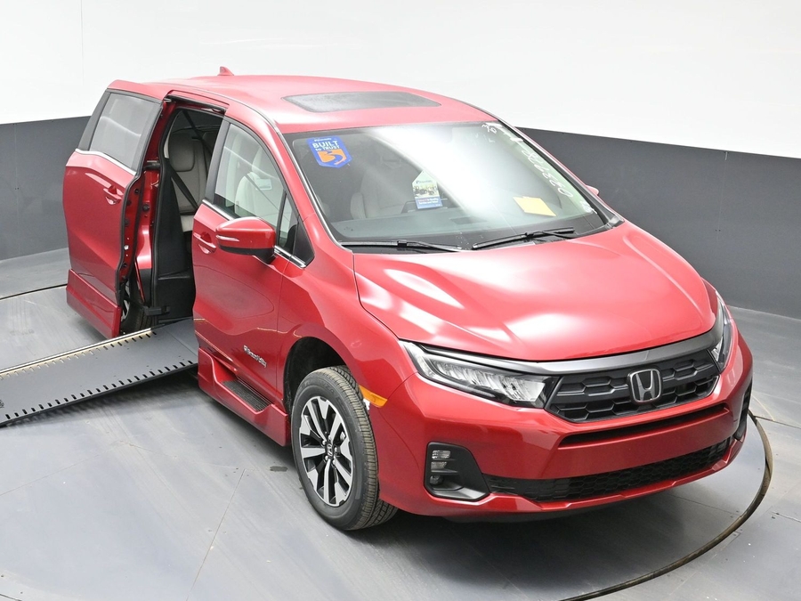 Red Honda Odyssey image number 10