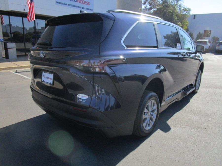 New 2025 Toyota Sienna Hybrid XLE Plus - BraunAbility Side Entry Entry In Floor Automatic Ramp