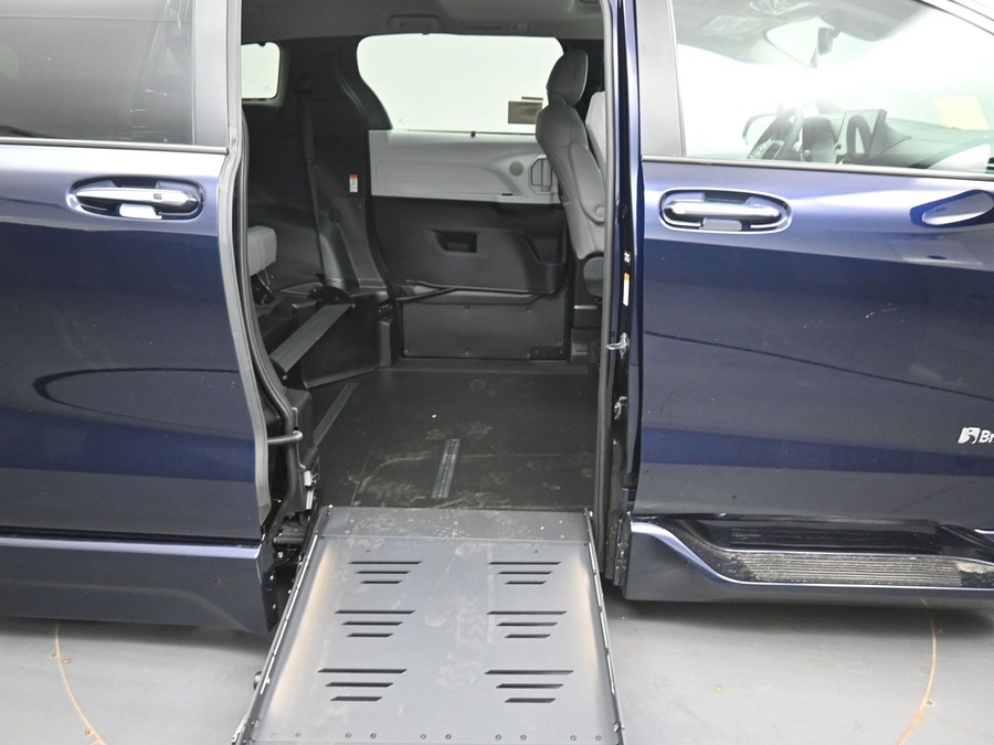New 2026 Toyota Sienna Hybrid XLE Base - BraunAbility Side Entry Fold Out Automatic Ramp
