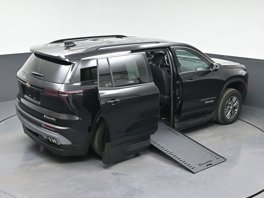 Black Chevrolet Traverse image number 23