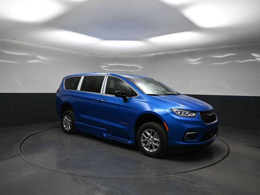 Blue Chrysler Pacifica image number 14