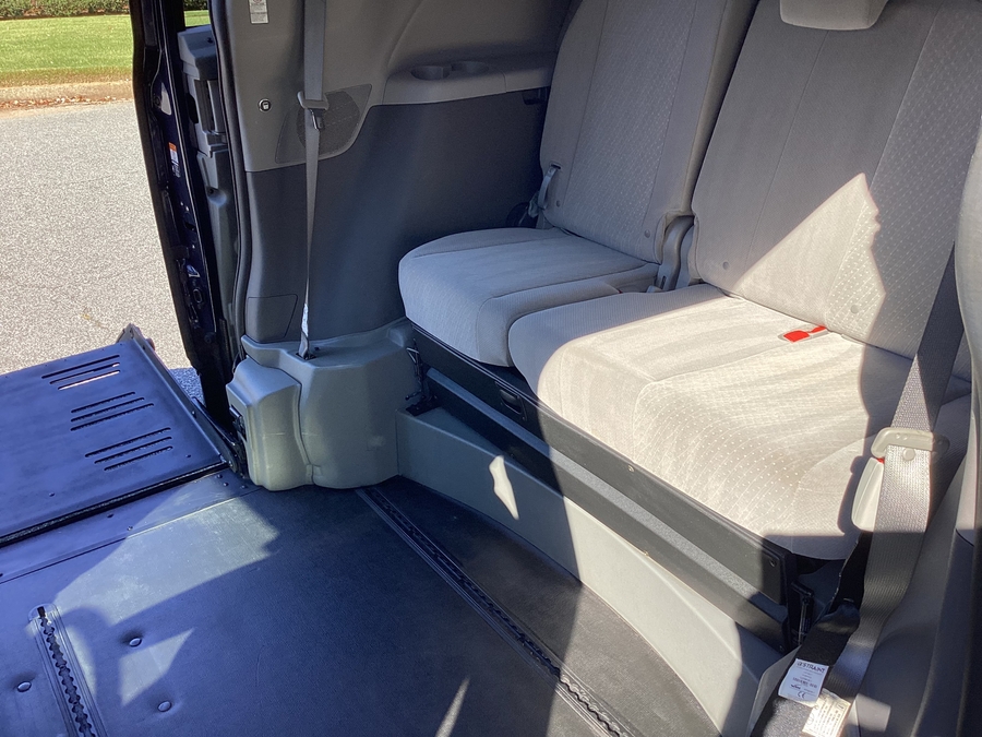  Toyota Sienna image number 9