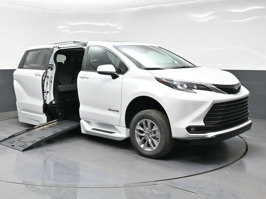 New 2026 Toyota Sienna Hybrid XLE Add - BraunAbility Side Entry Entry Fold Out Automatic Ramp