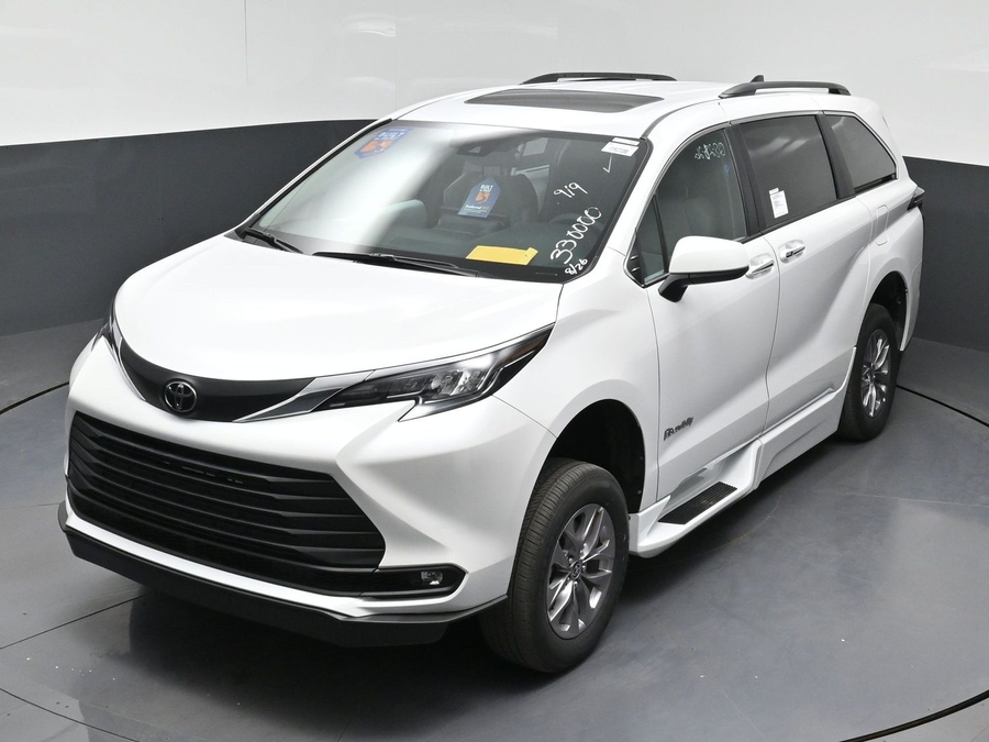 New 2026 Toyota Sienna Hybrid XLE Base - BraunAbility Side Entry Fold Out Automatic Ramp