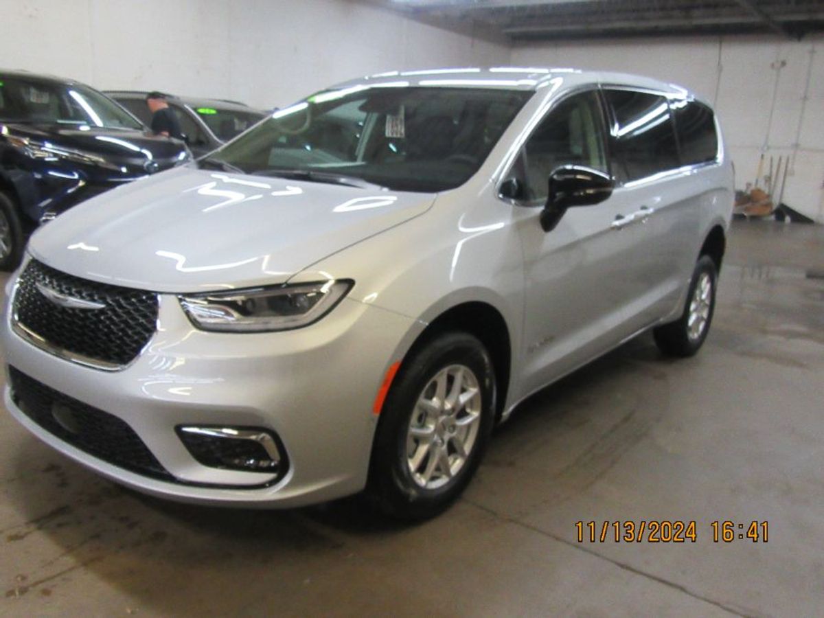 Silver Chrysler Pacifica image number 32