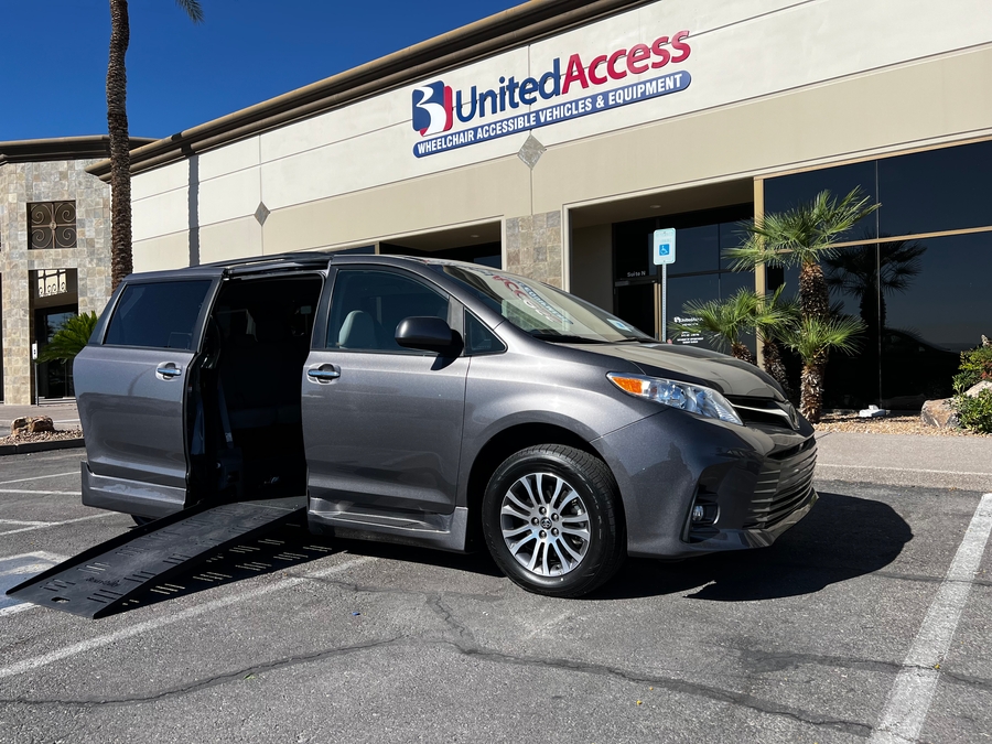 Used 2018 Toyota Sienna XLE NY - BraunAbility Side Entry Entry Fold Out Automatic Ramp