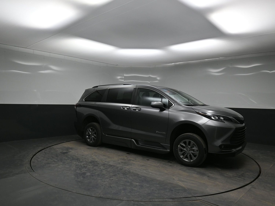 New 2026 Toyota Sienna Hybrid XLE Base - BraunAbility Side Entry Entry Fold Out Automatic Ramp