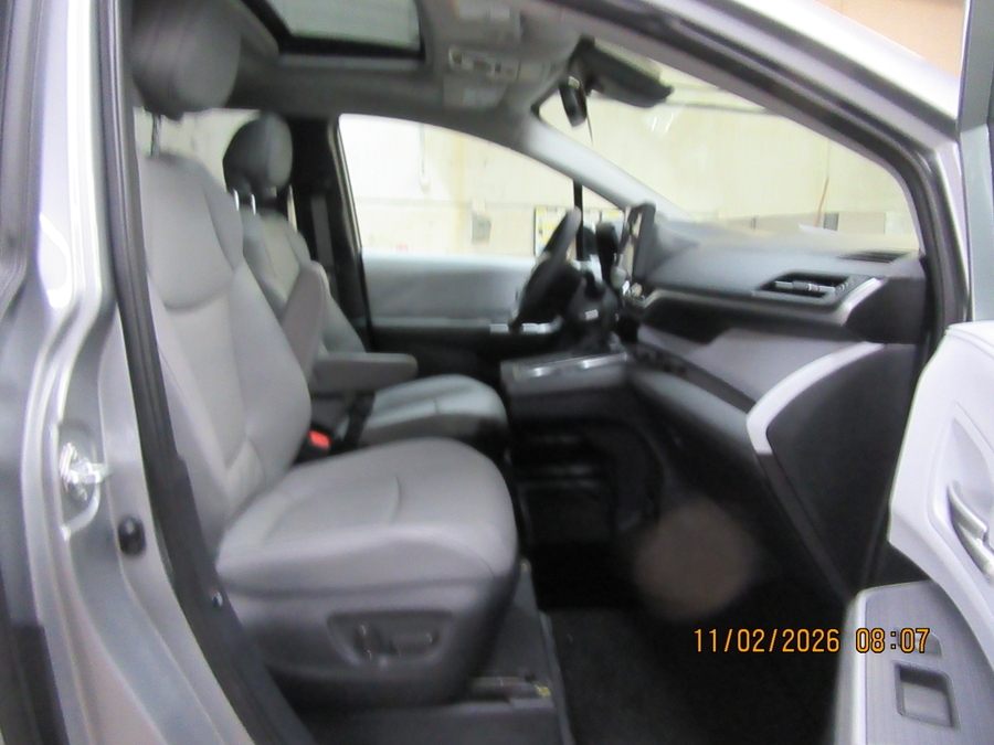 Silver Toyota Sienna image number 15