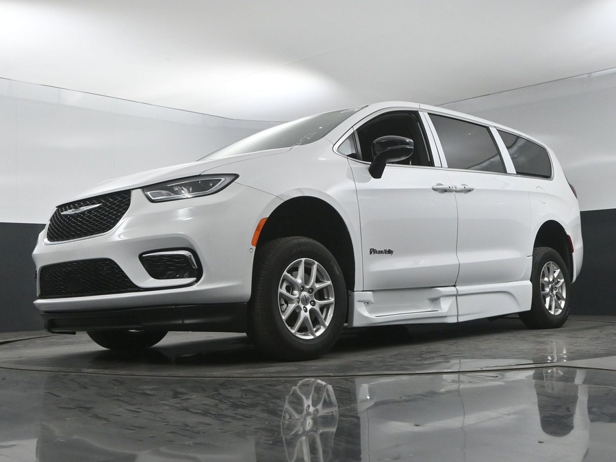 New 2025 Chrysler Pacifica Select Safety - BraunAbility Side Entry Entry In Floor Automatic Ramp