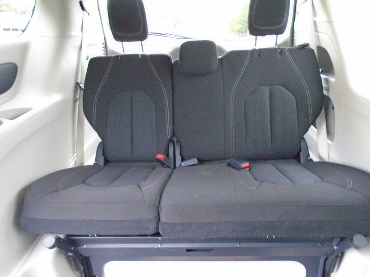 Red Chrysler Voyager image number 36