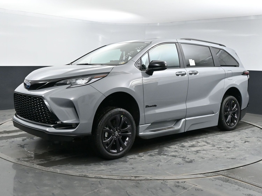 New 2026 Toyota Sienna Hybrid XSE Sport - BraunAbility Side Entry Fold Out Automatic Ramp
