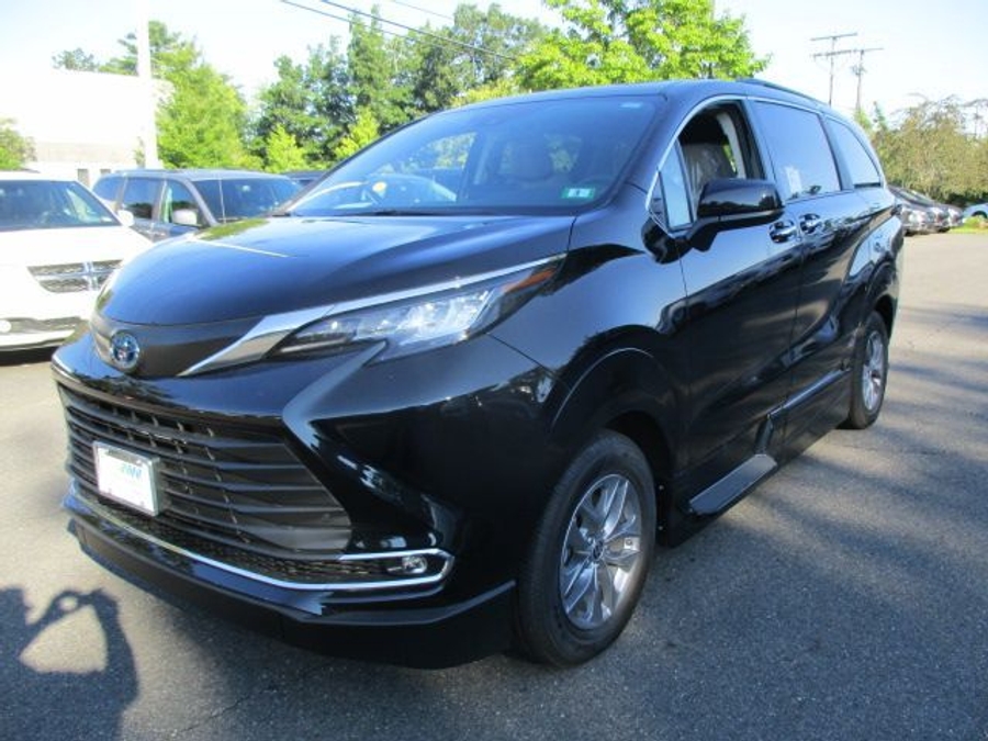 Black Toyota Sienna image number 2