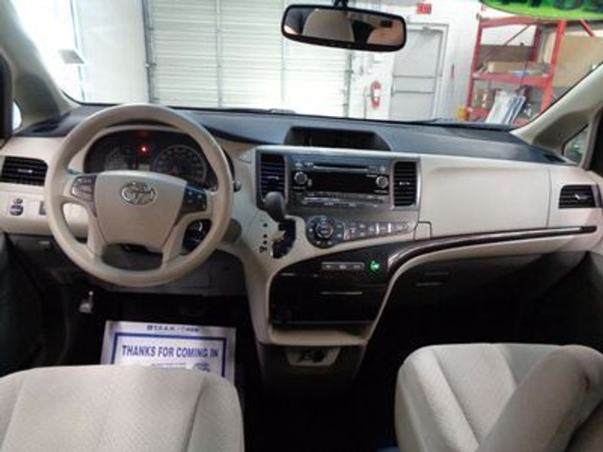 2014 TOYOTA SIENNA - Image 5