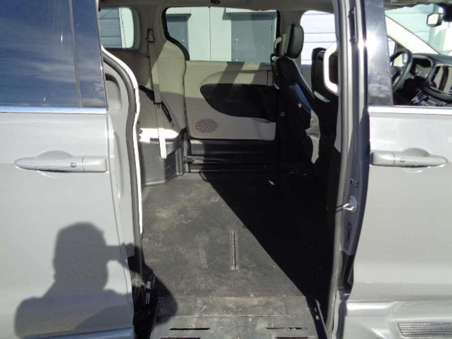 Used 2023 Chrysler Pacifica Touring L - BraunAbility Side Entry Entry Fold Out Automatic Ramp