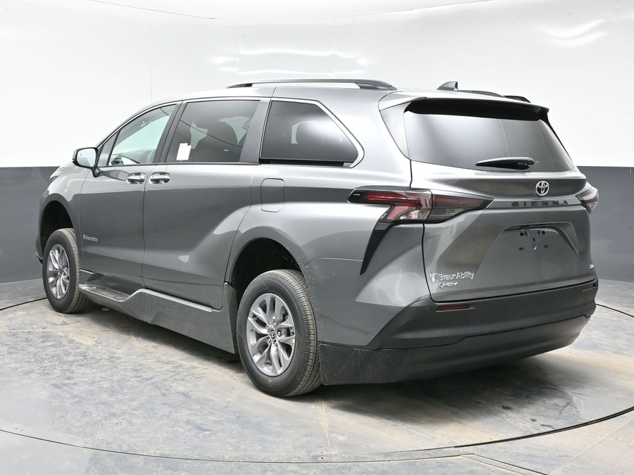 Grey Toyota Sienna image number 2