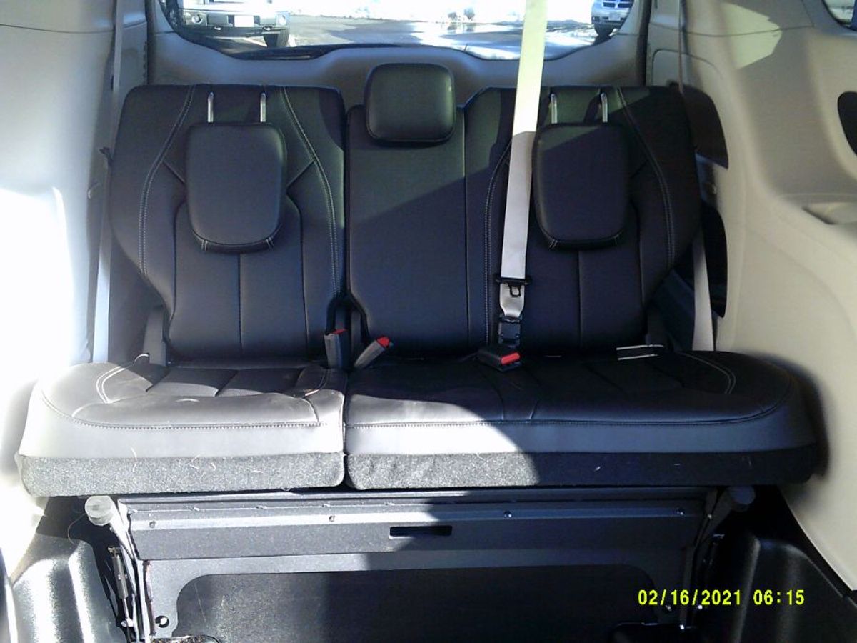 Silver Chrysler Pacifica image number 15