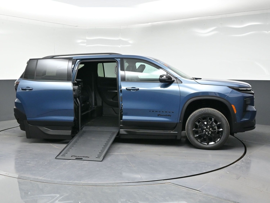 New 2026 Chevrolet Traverse 1LT Midnight - BraunAbility Side Entry In Floor Automatic Ramp