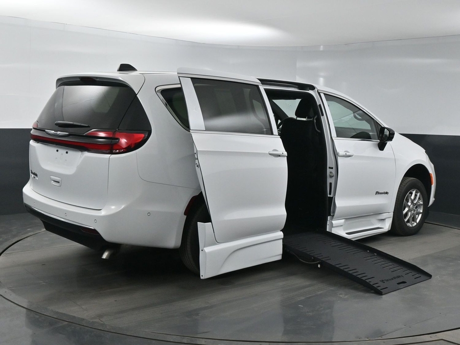 New 2025 Chrysler Pacifica Select Safety - BraunAbility Side Entry Entry Fold Out Automatic Ramp