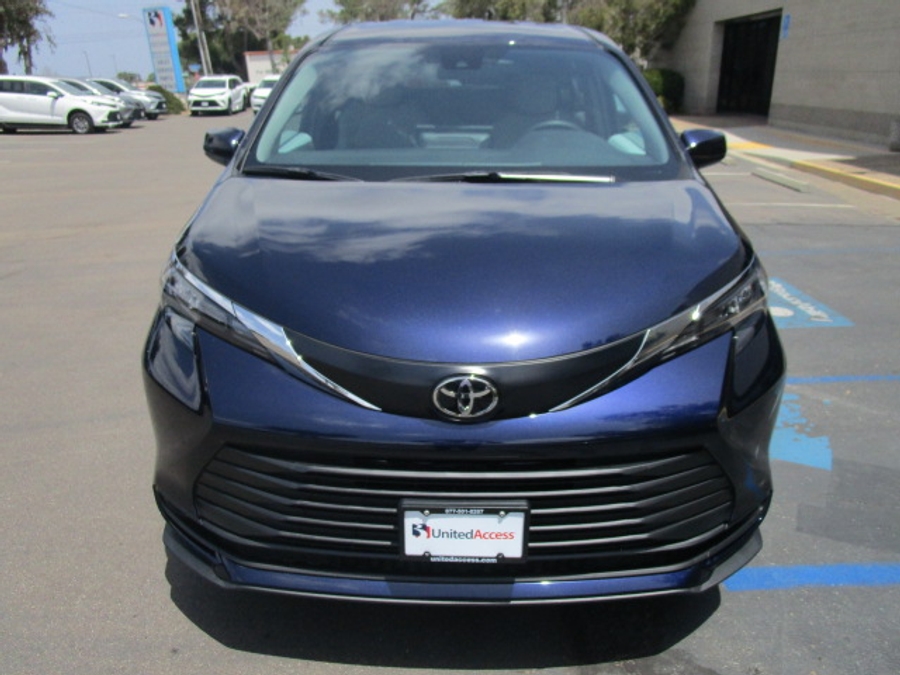 New 2026 Toyota Sienna Hybrid FWD LE - Vantage Mobility Commercial Rear Entry Entry Fold Out Manual Ramp