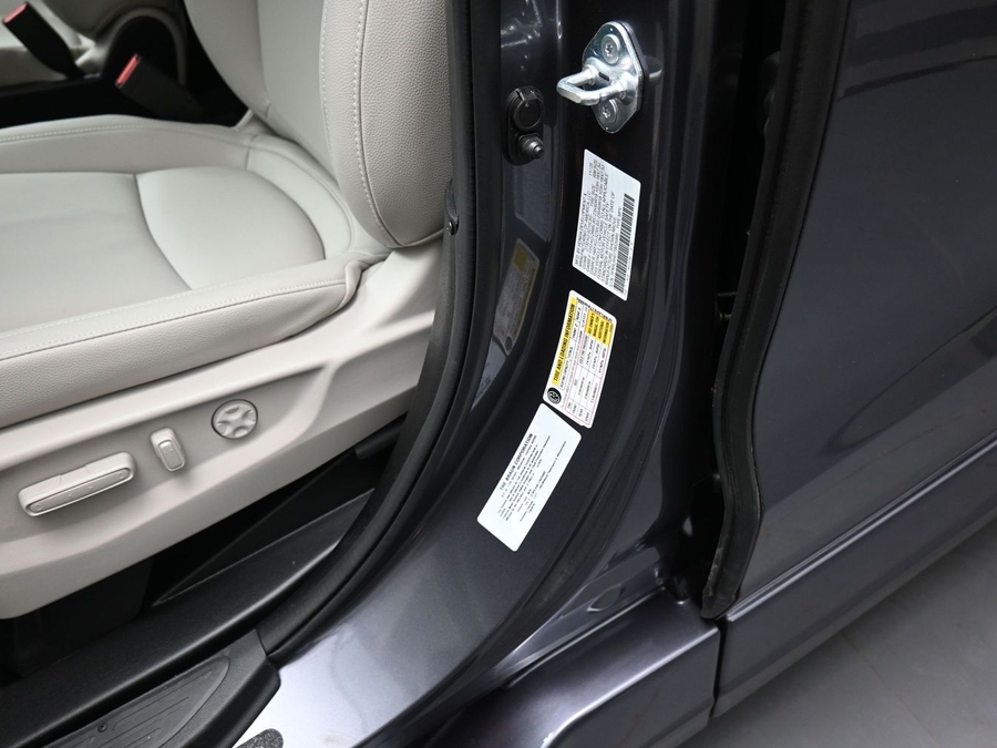 Grey Honda Odyssey image number 11