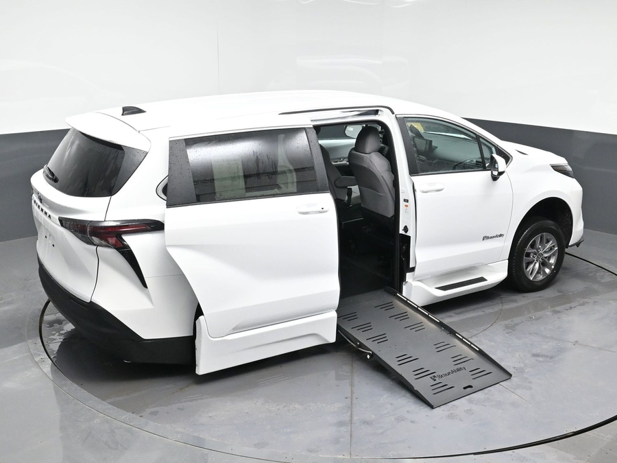 New 2026 Toyota Sienna Hybrid LE - BraunAbility Side Entry Entry Fold Out Automatic Ramp