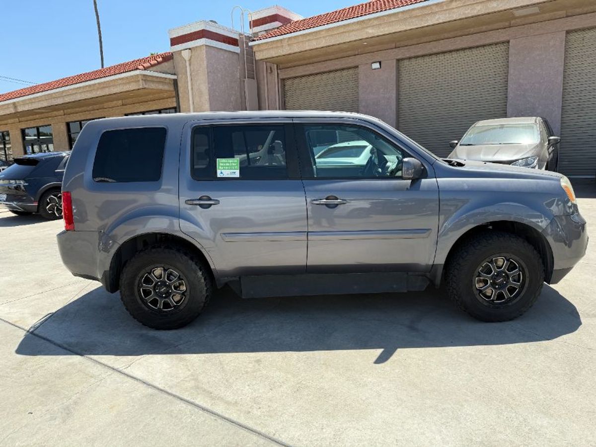 Silver Honda Pilot image number 5