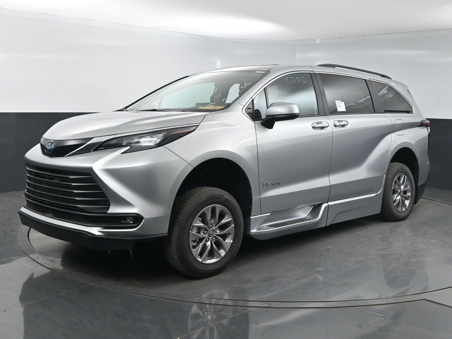 New 2025 Toyota Sienna Hybrid XLE Plus - BraunAbility Side Entry Entry Fold Out Automatic Ramp