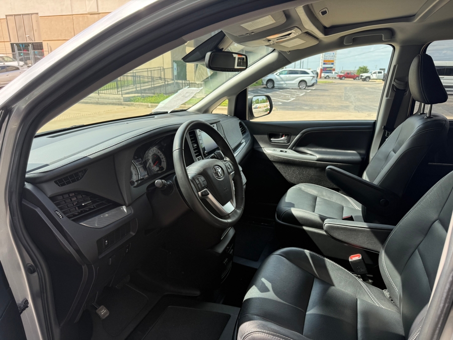 Used 2018 Toyota Sienna SE - BraunAbility Side Entry Entry Fold Out Automatic Ramp
