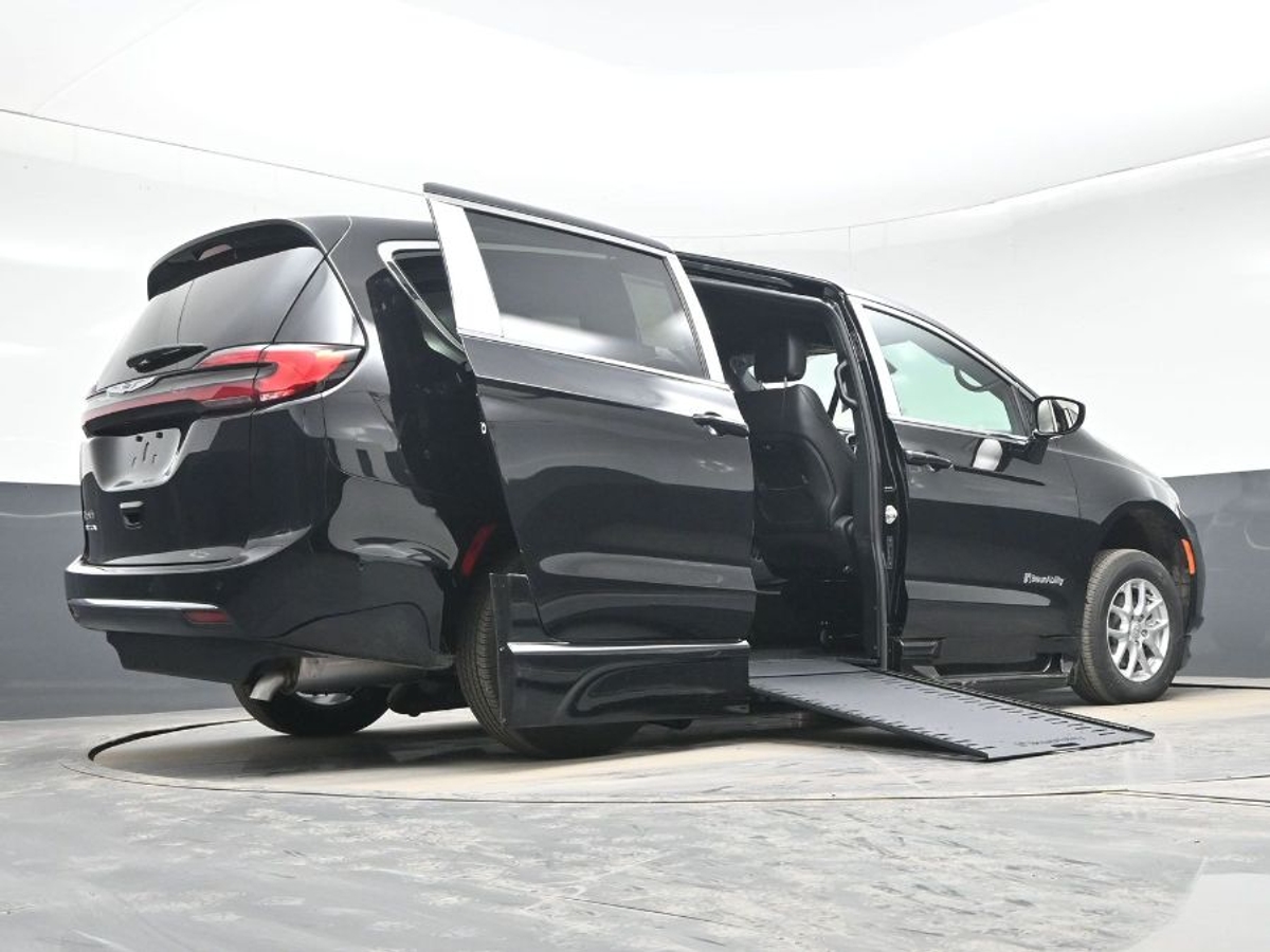 Black Chrysler Pacifica image number 7