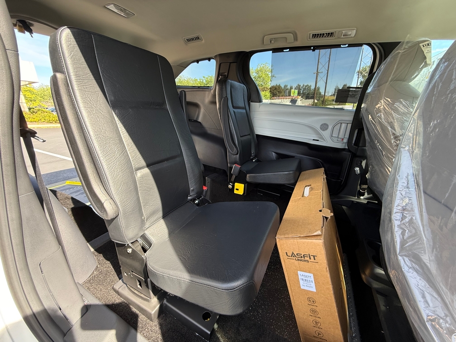 New 2026 Toyota Sienna Hybrid LE w swivel 2nd row - Vantage Mobility Commercial Rear Entry Entry Fold Out Manual Ramp