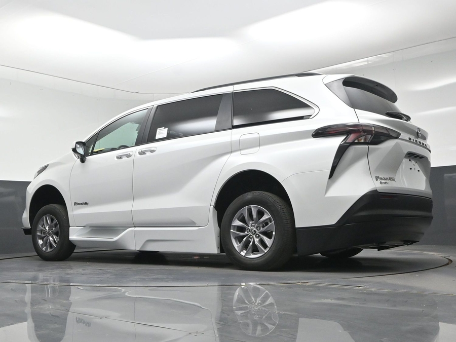 White Toyota Sienna image number 9