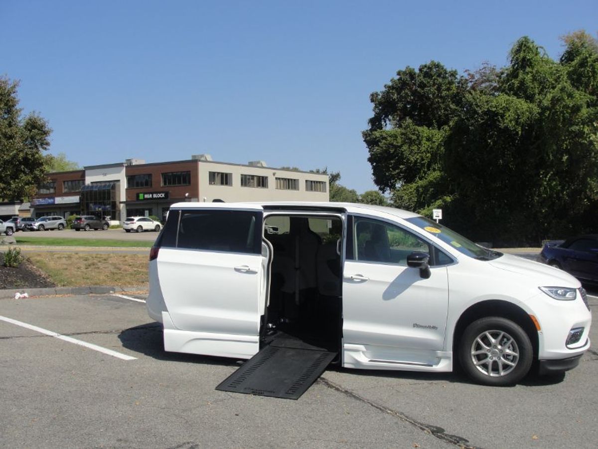 White Chrysler Pacifica image number 5