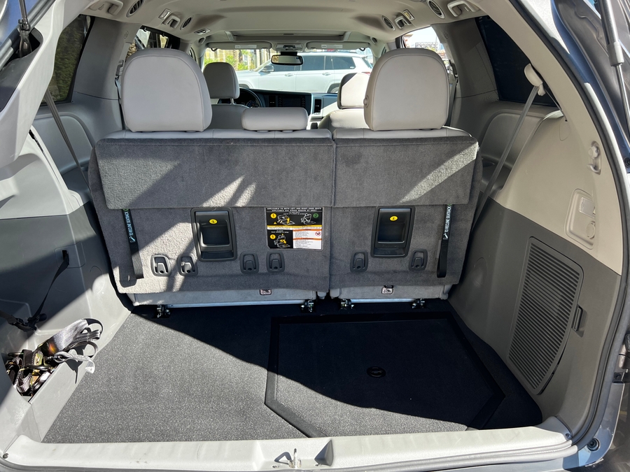 Used 2018 Toyota Sienna XLE NY - BraunAbility Side Entry Entry Fold Out Automatic Ramp