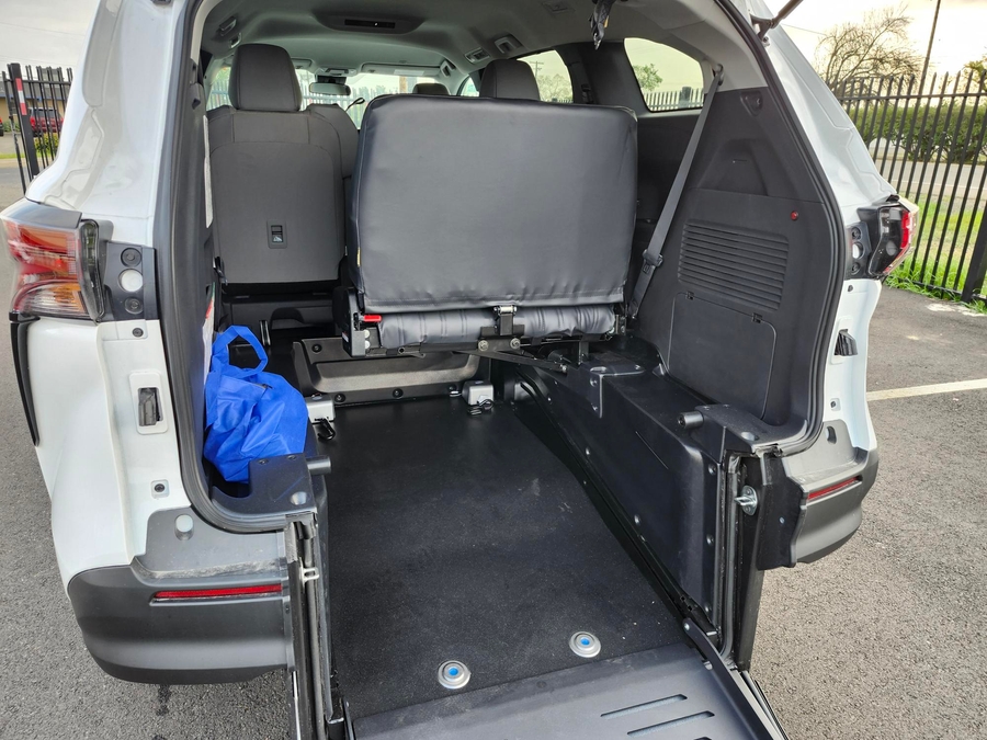 New 2026 Toyota Sienna Hybrid LE W 3RD ROW - BraunAbility Commercial Rear Entry Fold Out Manual Ramp