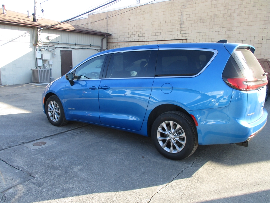 Blue Chrysler Pacifica image number 2