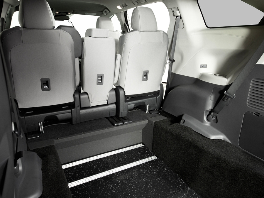 New 2026 Toyota Sienna Hybrid LE - Vantage Mobility Commercial Rear Entry Fold Out Manual Ramp