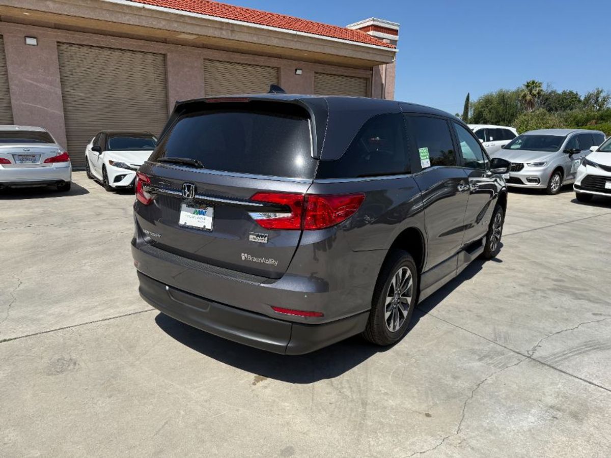 Grey Honda Odyssey image number 5