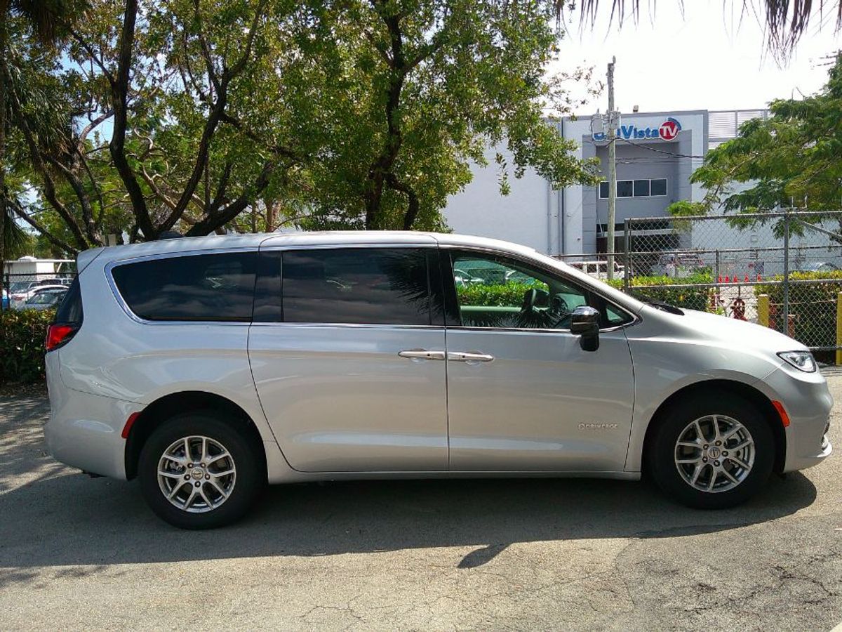 Silver Chrysler Pacifica image number 8