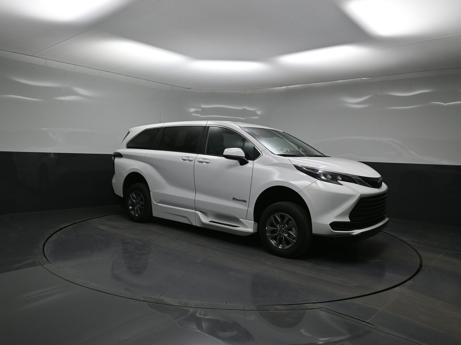 New 2025 Toyota Sienna Hybrid LE - BraunAbility Side Entry Entry Fold Out Automatic Ramp