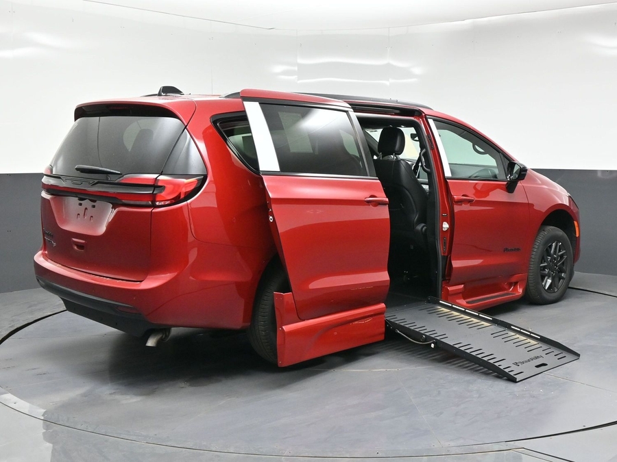 New 2027 Chrysler Pacifica Select Sport - BraunAbility Side Entry Fold Out Automatic Ramp